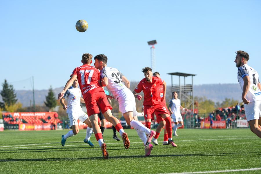 Marius Ursu, jucătorul cu numărul 17, în meciul FC Bacău - CSC Șelimbăr / foto: Facebook FC Bacău Meciul de sâmbătă din Liga 2, PIERDUT la „masa verde”?! Gafă incredibilă a gazdelor