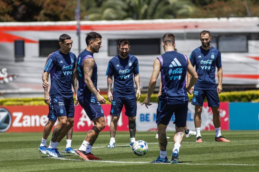 Vedetele campioanei mondiale în timpul unui antrenament la centrul de pregătire din Buenos Aires / Foto: Imago Cât costă să „închiriezi” naționala lui Leo Messi? » Suma plătită de angolezi pentru un amical