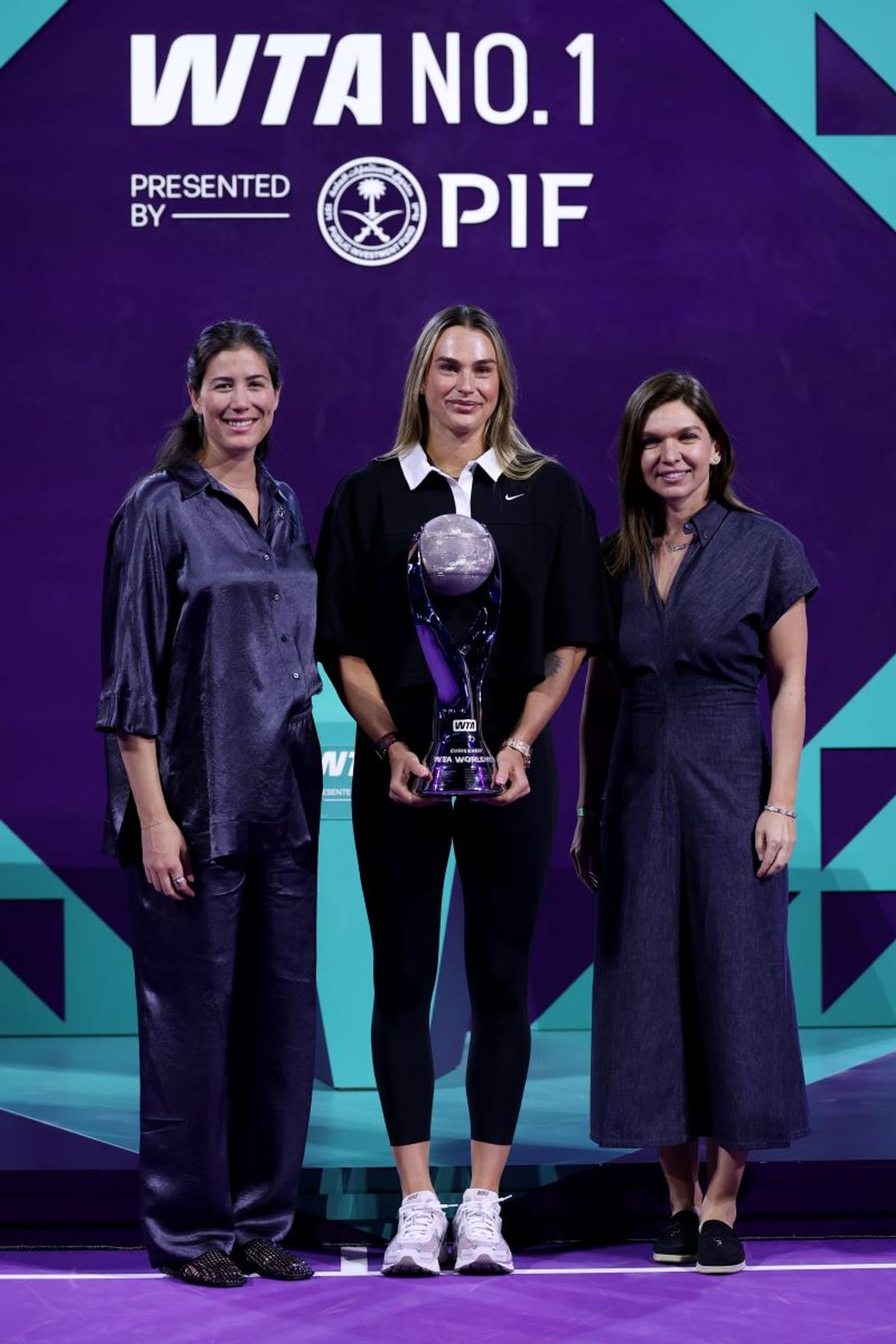 Simona Halep - înmânare trofeu WTA Aryna Sabalenka