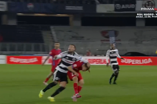 Fază controversată în U Cluj - FCSB » ELIMINAT după două „galbene” în 3 minute