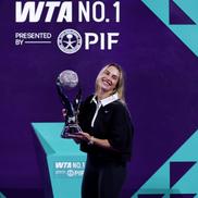 Aryna Sabalenka și trofeul de număr 1 mondial la finalul lui 2025 Foto: Guliver/GettyImages