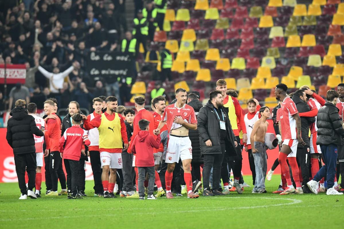 Sărbătoare pe gazon după Dinamo - CFR Cluj