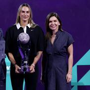 Aryna Sabalenka, alături de Garbine Muguruza și Simona Halep, cu trofeul de număr 1 mondial la finalul lui 2025 Foto: Guliver/GettyImages