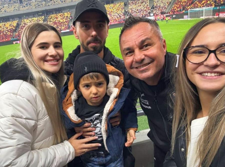 Familia Petre, la Dinamo - CFR Cluj / Sursă foto: Instagram@florentinpetre8 Moment emoționant trecut cu vederea la Dinamo - CFR » Cel mai iubit dinamovist din club a avut parte de o vizită specială: „Trei generații legate de aceleași culori. Ceva ce nu pot descrie în cuvinte”
