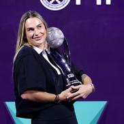 Aryna Sabalenka și trofeul de număr 1 mondial la finalul lui 2025 Foto: Guliver/GettyImages