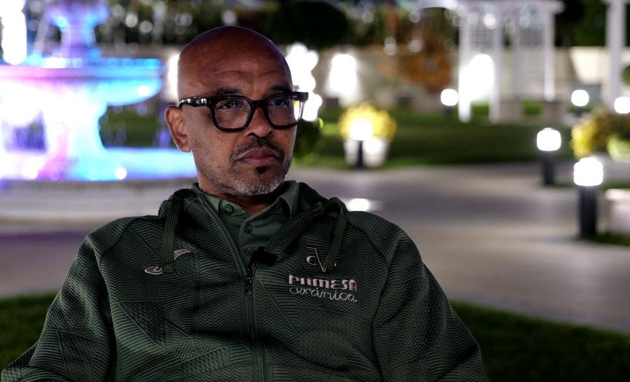 Marcos Senna, în timpul interviului acordat Gazetei Sporturilor, la Sibiu // foto: Andrei Furnigă (GSP) „Cred că Rațiu este al nostru” » Villarreal și-a lansat academie la Sibiu, iar GSP a discutat cu un campion european, coleg cu Xavi și Iniesta: „Țin minte meciul cu ninsoare, cu Steaua”