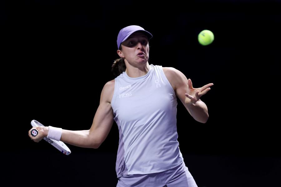 Iga Swiatek în acțiune la WTA Finals Foto: Guliver/GettyImages Iga Swiatek, victorie expeditivă în primul meci de la WTA Finals » Doar 3 game-uri lăsate campioanei de la Australian Open