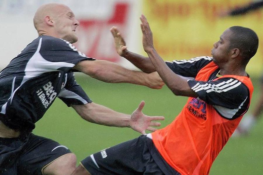 Thomas Gravesen s-a certat la un antrenament cu Robinho. Foto: Facebook @RMCF - Los Blancos Central Era „Câinele Nebun”! » I-a scos un dinte lui Ronaldo, s-a iubit cu o actriță de filme pentru adulți, a tras în colegi și a făcut o avere după retragere