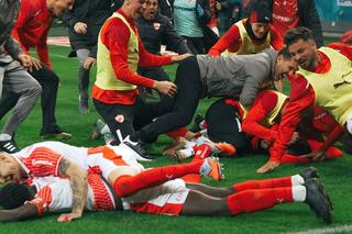 Moment emoționant trecut cu vederea la Dinamo - CFR » Cel mai iubit dinamovist din club a avut parte de o vizită specială: „Trei generații legate de aceleași culori. Ceva ce nu pot descrie în cuvinte”