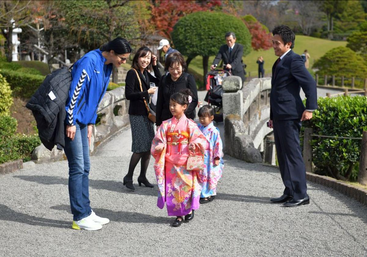 CORESPONDENȚĂ DIN JAPONIA // Elevii japonezi încurajează Senegalul în meciul cu România