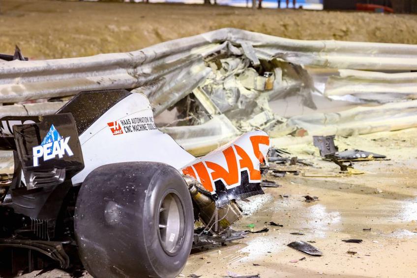 Resturi din monopostul lui Grosjean, după impact. Sursă foto: Imago