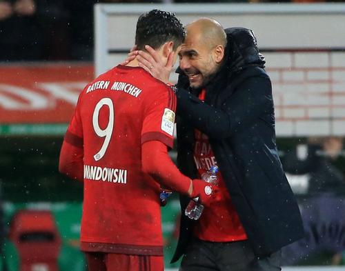 Pep Guardiola și Robert Lewandowski
Foto:Imago