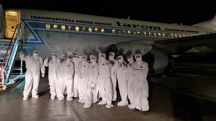 Echipajul TAROM care i-a adus din Africa de Sud Un jucător de la Știința Baia Mare, revenit din Africa de Sud, a fost depistat cu COVID