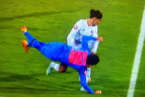 Golul de 1-0 al gazdelor a fost precedat de un fault evident