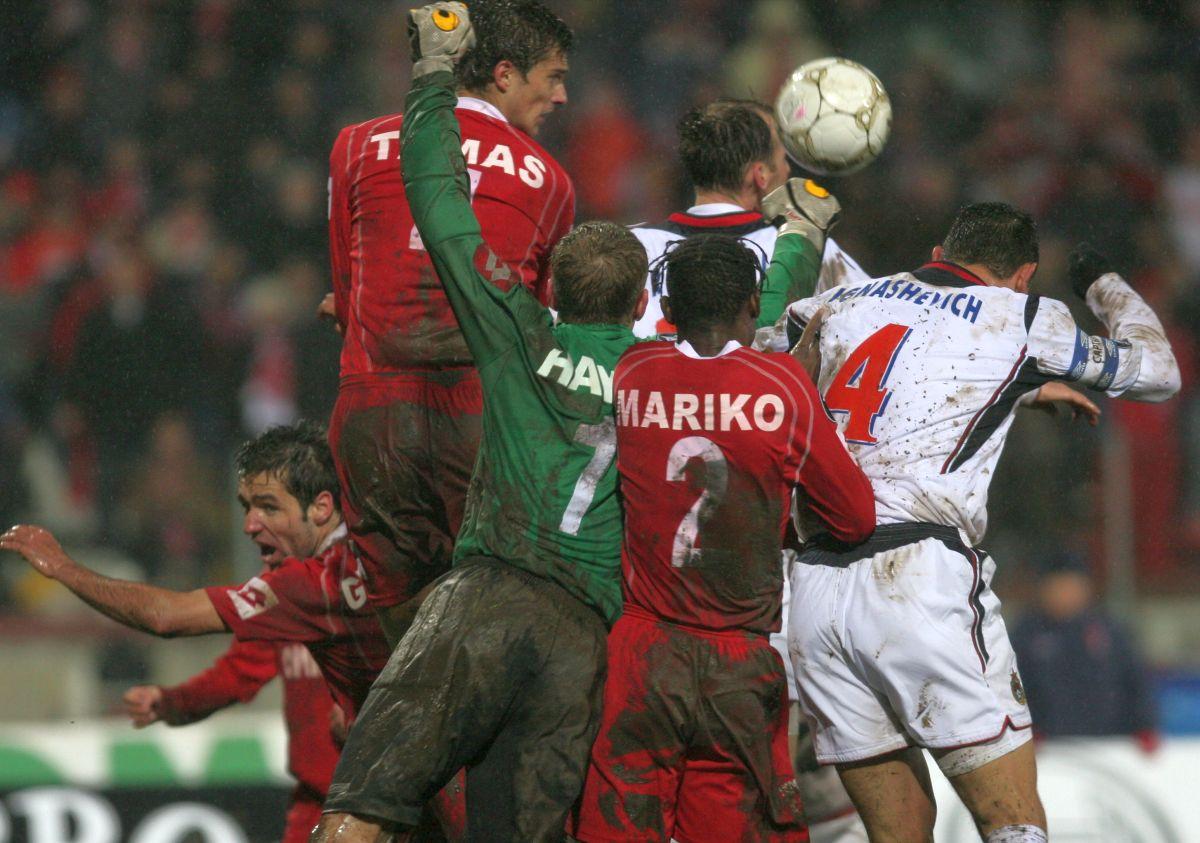 18 ani de când Dinamo a pus la respect deținătoarea Cupei UEFA în mocirla de la București  » Dezvăluirile omului-decisiv: „Am fugit la margine și i-am dedicat lui golul”