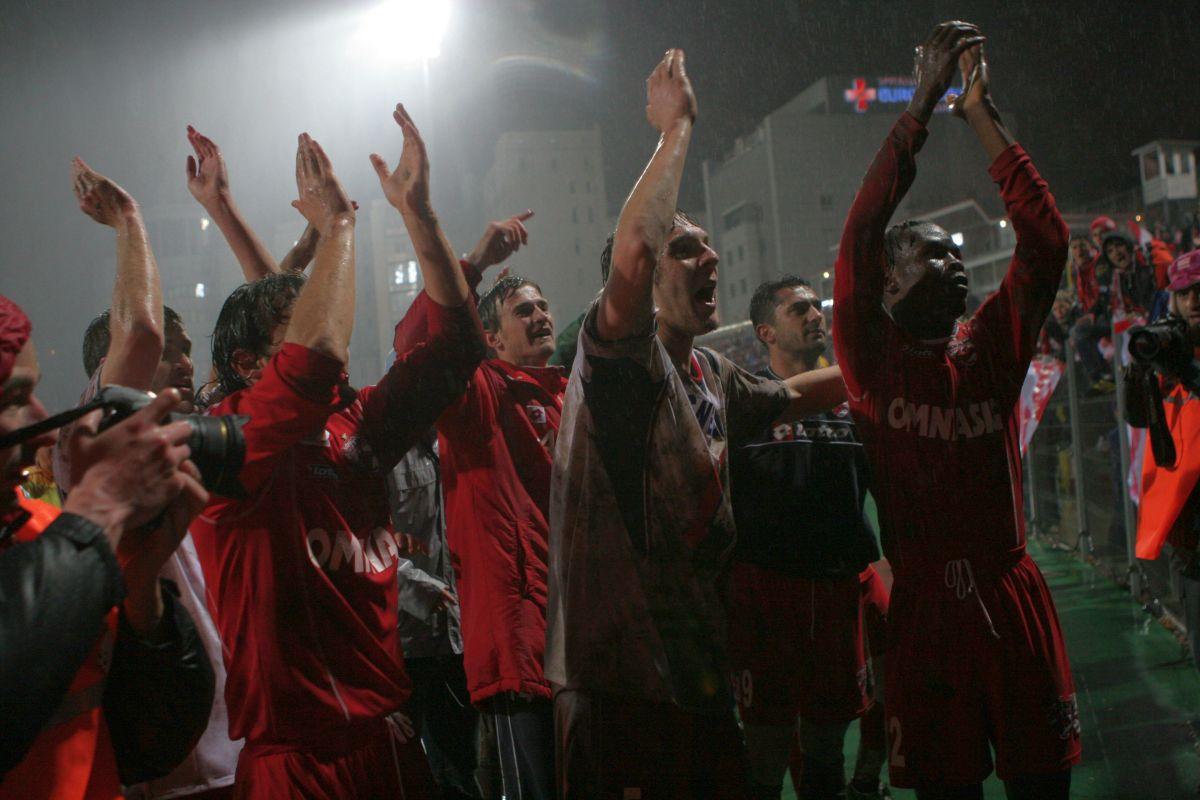 18 ani de când Dinamo a pus la respect deținătoarea Cupei UEFA în mocirla de la București  » Dezvăluirile omului-decisiv: „Am fugit la margine și i-am dedicat lui golul”