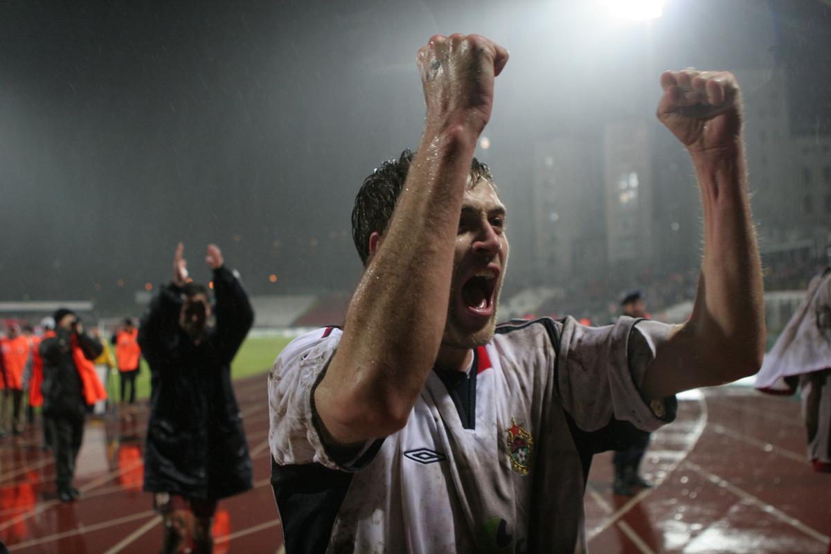 18 ani de când Dinamo a pus la respect deținătoarea Cupei UEFA în mocirla de la București  » Dezvăluirile omului-decisiv: „Am fugit la margine și i-am dedicat lui golul”
