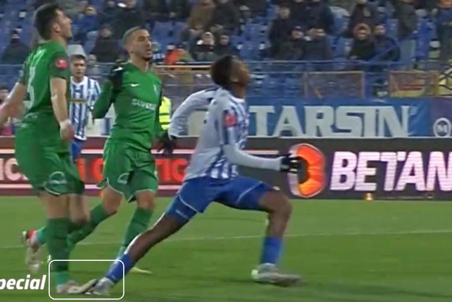 Luis Phelipe, călcat de Mihai Popescu // foto: captură DigiSport Controversă uriașă în Copou: ieșenilor le-a fost refuzat penalty-ul și șansa de 3-3! Verdictul specialistului