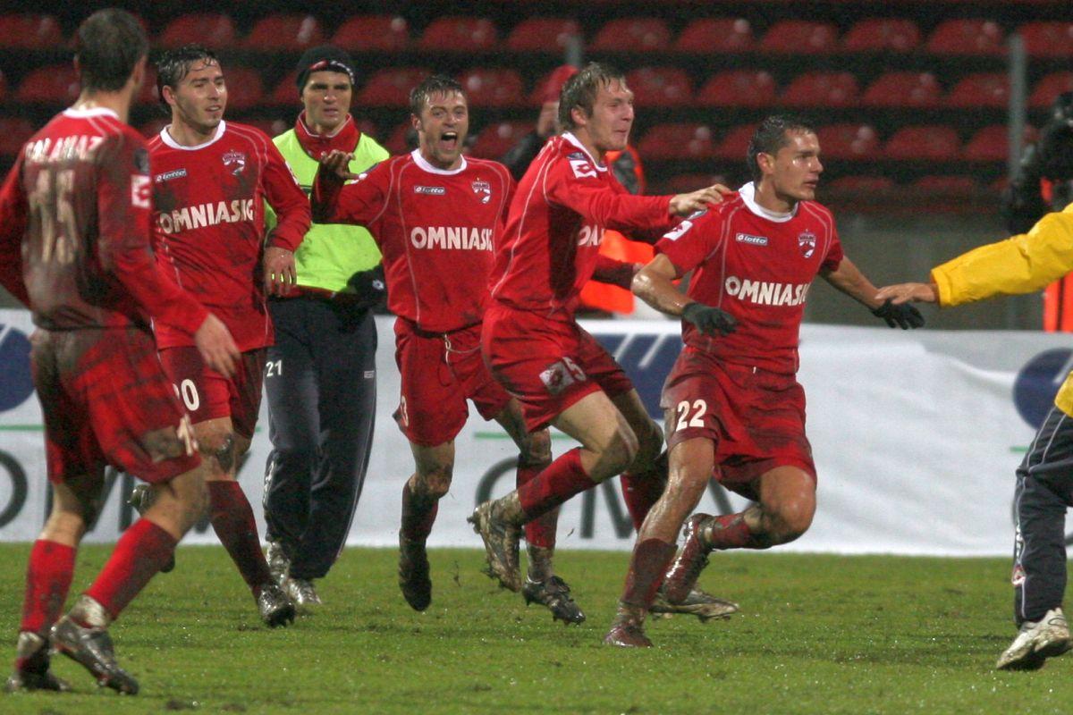 18 ani de când Dinamo a pus la respect deținătoarea Cupei UEFA în mocirla de la București  » Dezvăluirile omului-decisiv: „Am fugit la margine și i-am dedicat lui golul”