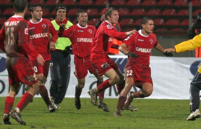 18 ani de când Dinamo a pus la respect deținătoarea Cupei UEFA în mocirla de la București  » Dezvăluirile omului-decisiv: „Am fugit la margine și i-am dedicat lui golul”
