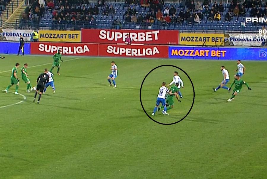 Poziția lui Rivaldinho, încercuit, în momentul pasei lui Grameni // foto: captură PrimaSport Confuzie în SuperLigă: golul lui Budescu, validat după 5 minute de deliberări!