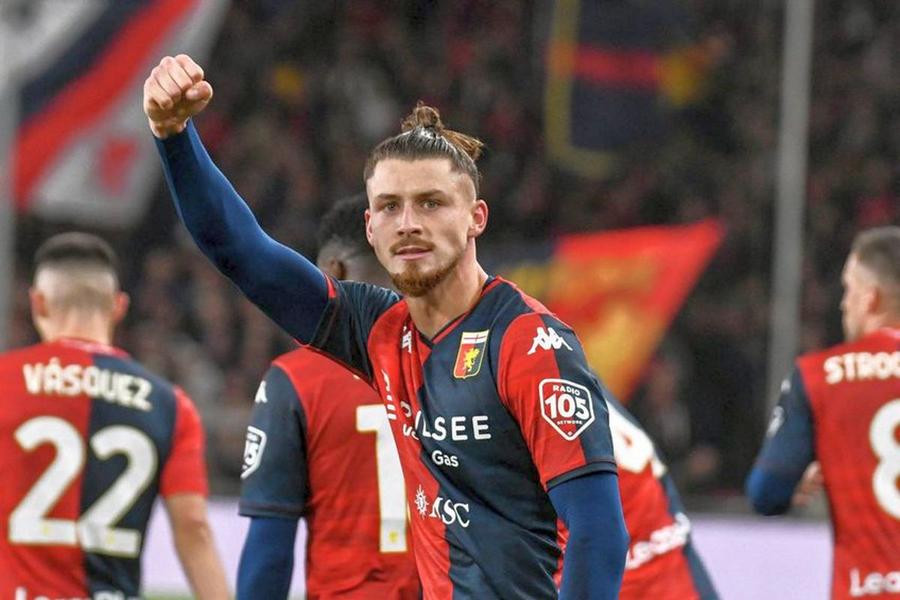 Cunoscutul jurnalist italian Fabrizio Romano spune că formația care îl monitorizează cu atenție pe Radu Drăgușin (21 de ani), fundașul central al celor de la Genoa, este Newcastle, ocupanta locului 7 în clasamentul din Premier League. Se face transferul celui mai bine cotat jucător român? Radu Drăgușin a ales noua sa destinație: „Acolo îmi doream de mic să joc”
