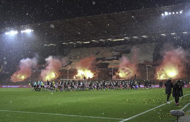 GSP a fost pe stadion la derby-ul incendiar din 2.Bundesliga » Cum s-a trăit din mijlocul suporterilor un meci nebun: revenire de la 0-2 + un autogol IREAL