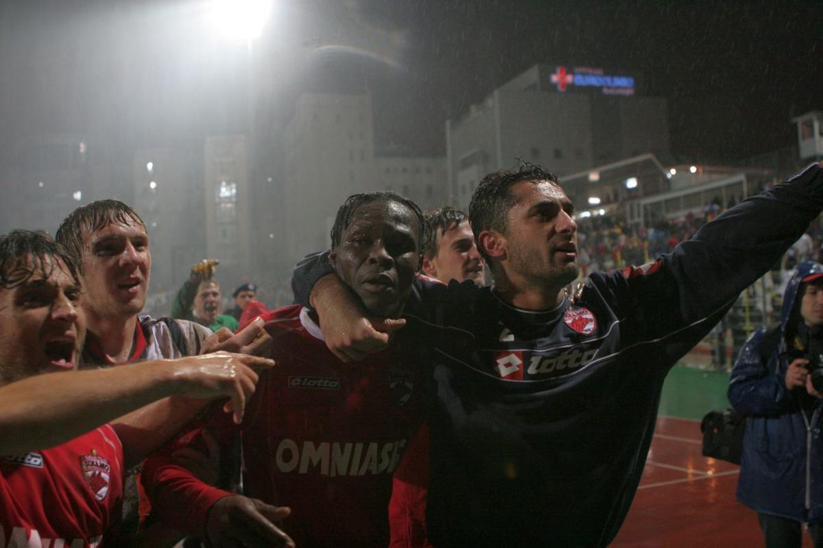 18 ani de când Dinamo a pus la respect deținătoarea Cupei UEFA în mocirla de la București  » Dezvăluirile omului-decisiv: „Am fugit la margine și i-am dedicat lui golul”