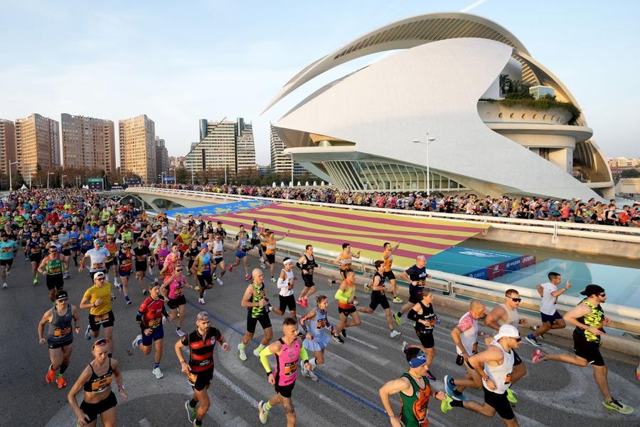 Maratonul din Valencia/Foto: Getty Images Maratonul din Valencia, primul eveniment major după furtuna DANA, a consemnat cel mai bun timp al anului » Sabastian Sawe și Megertu Alemu, câștigătorii concursului