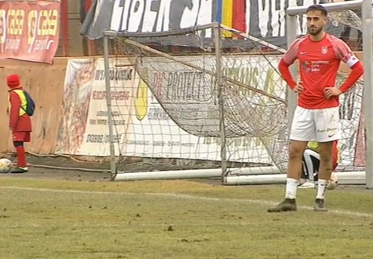 Fotbal printre bălți » Incredibil în ce condiții s-a jucat Șelimbăr - Steaua