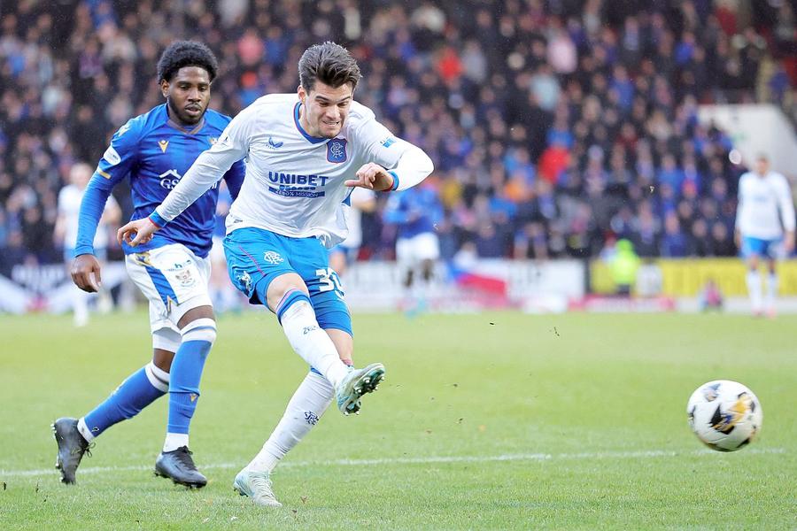 Ianis Hagi, în acțiune în St. Johnstone - Rangers // foto: Imago Images Ce a spus antrenorul lui Rangers despre Ianis Hagi, după ce l-a băgat titular: „Nu ofer șanse din nimic”