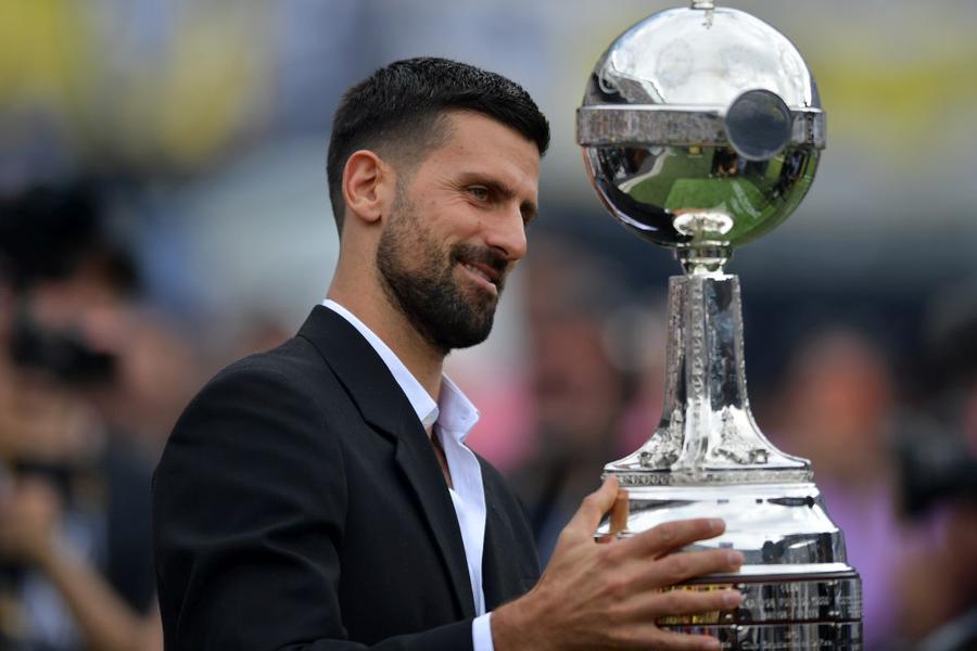 Novak Djokovic și trofeul Cupei Libertadores/Foto: Getty Images Novak Djokovic a ajuns în Argentina pentru meciul de retragere al lui Juan Martin del Potro » Legendarul tenismen a participat la finala Cupei Libertadores