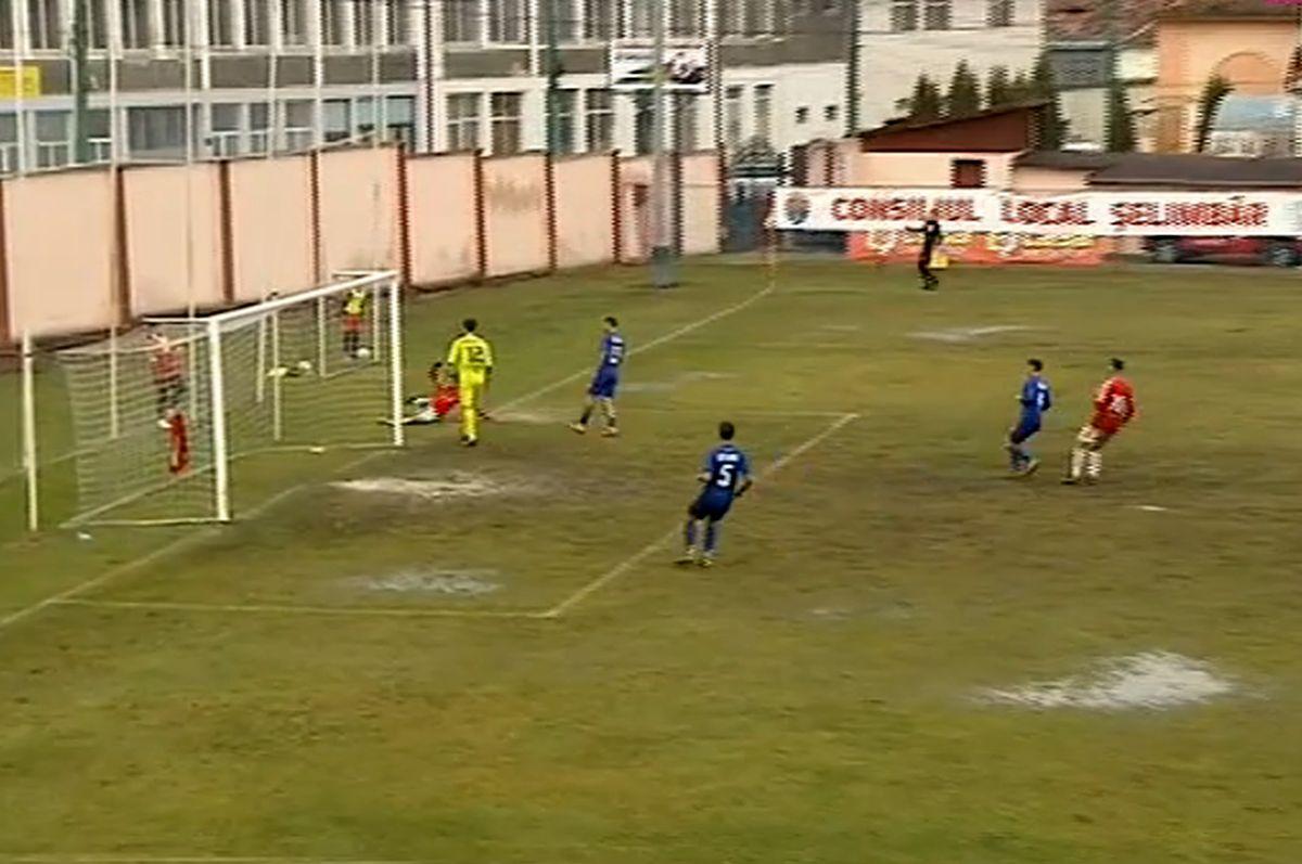 Fotbal printre bălți » Incredibil în ce condiții s-a jucat Șelimbăr - Steaua