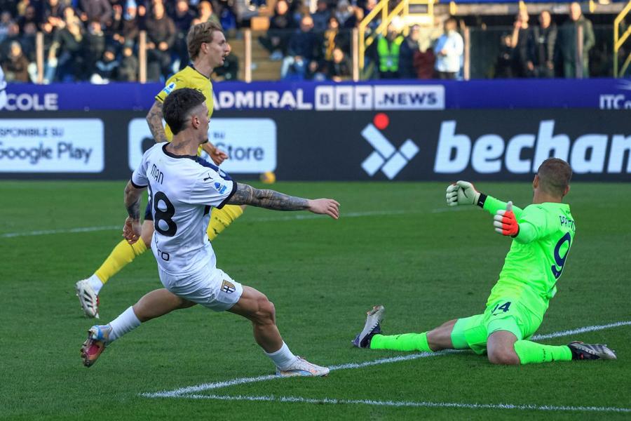 Jurnaliștii italieni au apreciat modul în care s-a descurcat Dennis Man în meciul Parma - Lazio 3-1, din runda cu numărul #14 din Serie A. Dennis Man le-a explicat italienilor de ce nu mai înscrie de două luni în Serie A: „Lucrez la asta în fiecare zi”