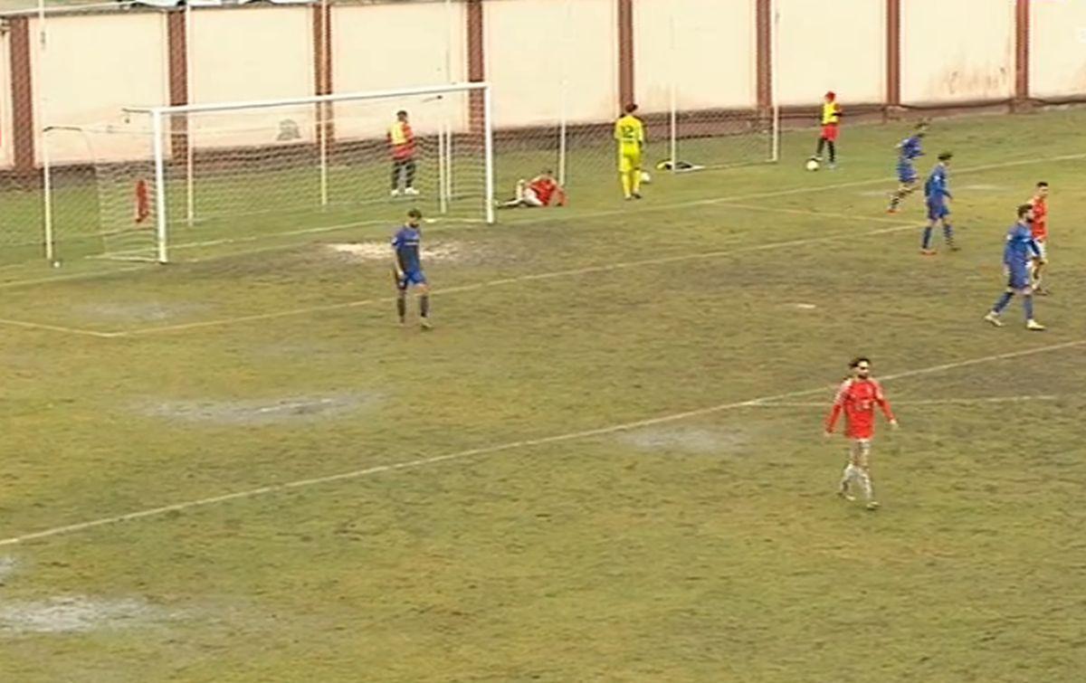 Fotbal printre bălți » Incredibil în ce condiții s-a jucat Șelimbăr - Steaua