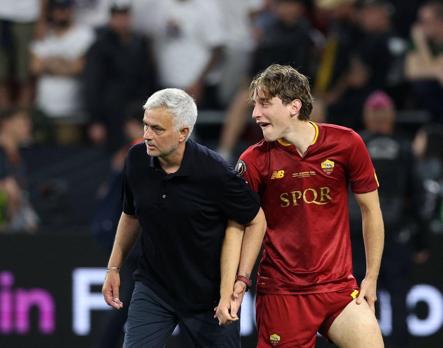 Jose Mourinho l-a avut elev pe Edoardo Bove în 72 de partide la AS Roma (4 goluri și două pase decisive) / Foto: Imago Povestea lui Edoardo Bove, mijlocașul Fiorentinei care a intrat în colaps în meciul cu Inter și e la spital în comă