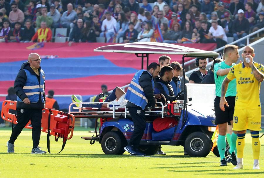 Alejaandro Balde este scos de pe teren pe targă / Foto: Imago Îngrijorare pentru fotbalistul Barcelonei: a scuipat sânge! Catalanii acuză neacordarea a două penalty-uri