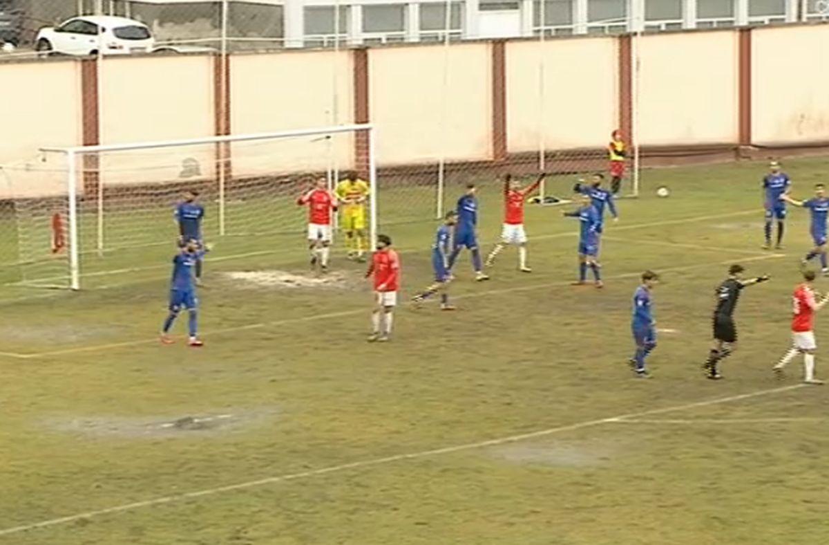 Fotbal printre bălți » Incredibil în ce condiții s-a jucat Șelimbăr - Steaua