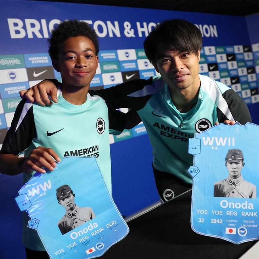Mitoma ține în mână imaginea lui Hiroo Onoda, ultimul soldat din Al Doilea Război Mondial / sursa foto: X @wearebrighton Critici pentru un jucător din Premier League » A publicat o fotografie controversată, iar fanii cer plecarea sa