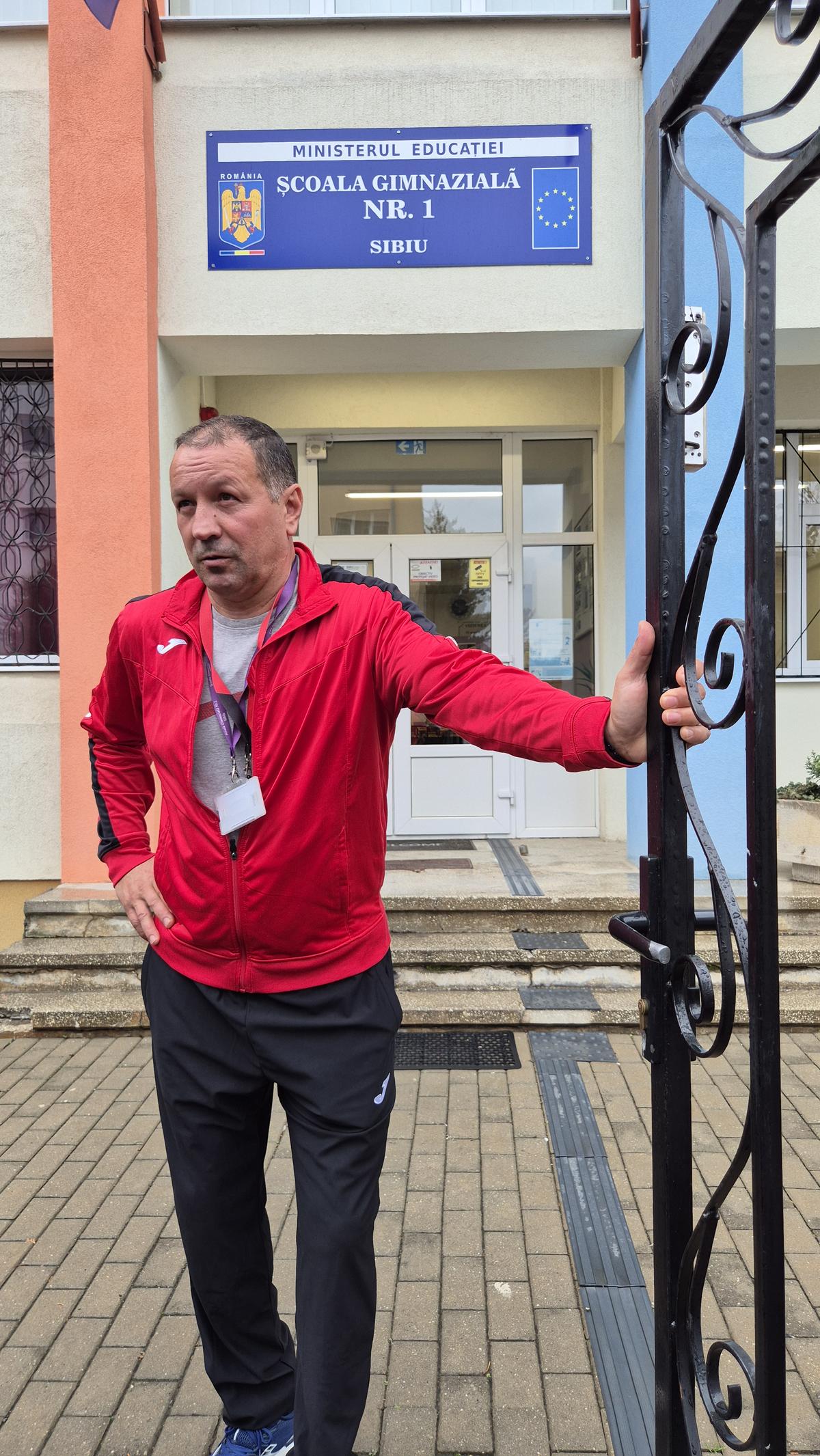„Te mai recunoaște lumea?” » Fostul campion al Diviziei A s-a făcut profesor de sport! Numește fotbalistul român preferat și își dezvăluie temerile: „Să nu se întâmple la Dinamo ca la Steaua!”