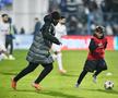 Ngezana la Farul - FCSB, miuță alături de un copil de mingi