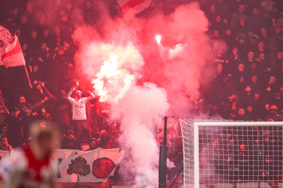 Imagini INCREDIBILE » Haos complet pe stadionul celebru din Europa: meciul a fost oprit, Liga a anunțat decizia