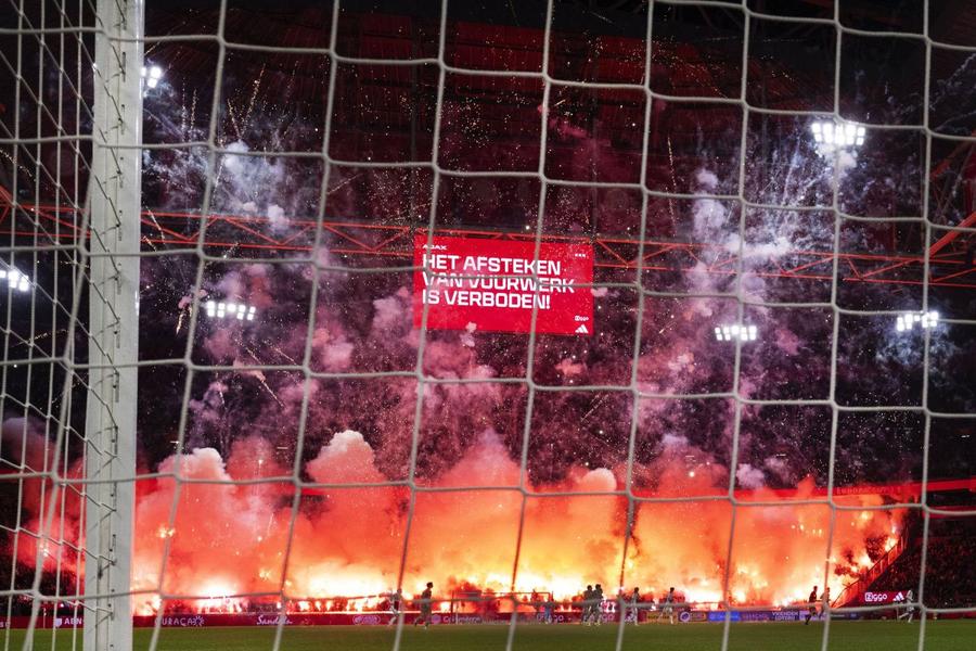 Spectacolul pirotehnic al suporterilor lui Ajax l-a determinat pe arbitru să abandoneze partida / Foto: Imago Imagini INCREDIBILE » Haos complet pe stadionul celebru din Europa: meciul a fost oprit, Liga a anunțat decizia
