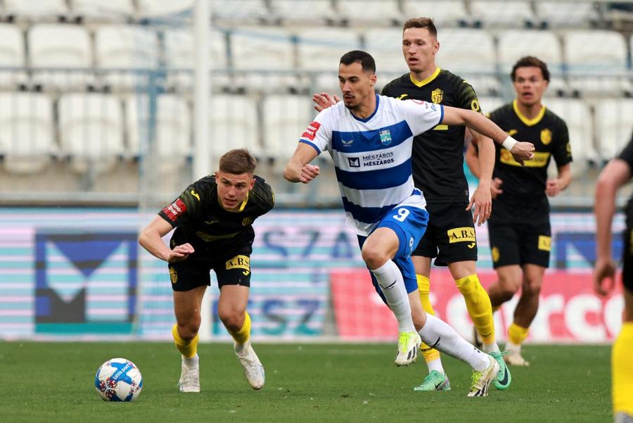 Andre Duarte, în alb-albastru, vine să întărească defensiva FCSB, foto: Imago Images Andre Duarte va avea un salariu uriaș la FCSB
