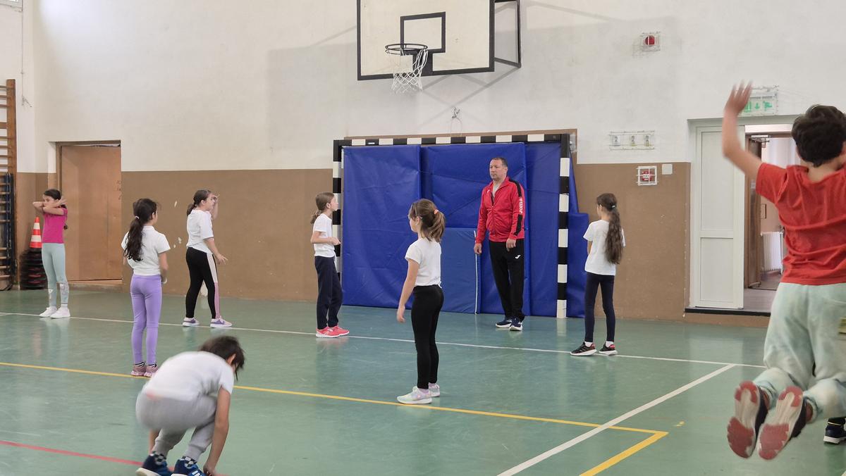 „Te mai recunoaște lumea?” » Fostul campion al Diviziei A s-a făcut profesor de sport! Numește fotbalistul român preferat și își dezvăluie temerile: „Să nu se întâmple la Dinamo ca la Steaua!”