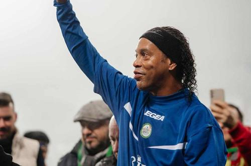 Ronaldinho a fost atracția principală în ceața de la Iași / Sursă foto: Andrei Luca / ndrsportphotos.ro