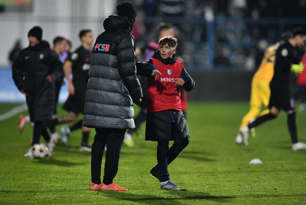 Ngezana la Farul - FCSB, miuță alături de un copil de mingi