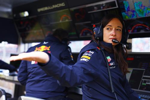 Hannah Schmitz este unul dintre inginerii esențiali în victoria lui Max Verstappen la echipa Red Bull Racing și a fost din nou decisivă în victoria cvadruplului campion mondial în Qatar