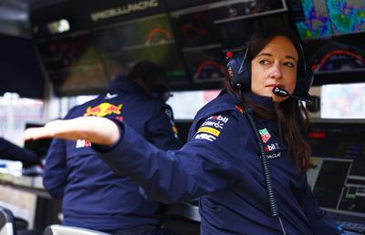Ea a luat decizia CRITICĂ pentru victoria lui Max Verstappen! Detalii din paddock: „Toată lumea mă întreba: «Ești sigură că vrei să faci asta?»”