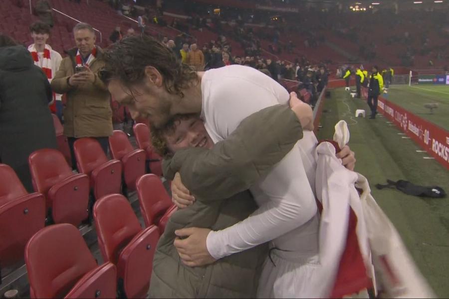 Wout Weghorst a oferit un moment emoționant în timpul haosului. Foto: X.com Directorul lui Ajax anunță prima măsură după haosul declanșat pe stadionul „Johan Cruyff”: „Aceasta a fost cauza! Acum, măcar atât lucru putem face”